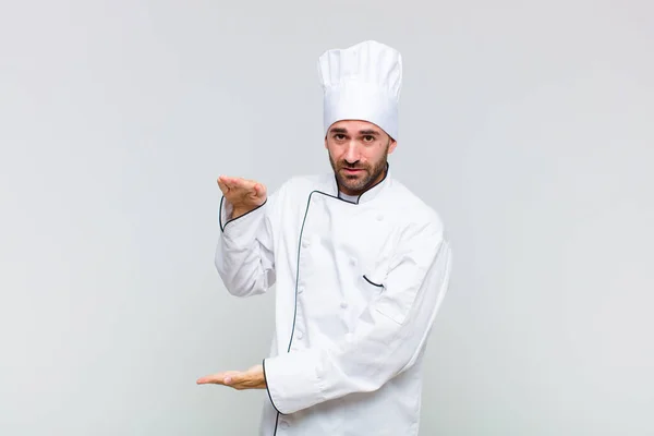 Kale Man Met Een Voorwerp Met Beide Handen Aan Zijkant — Stockfoto