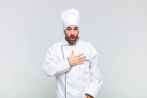 Calvo Sintiéndose Sorprendido Sorprendido Sonriendo Tomando Mano Corazón Feliz Ser — Foto de Stock