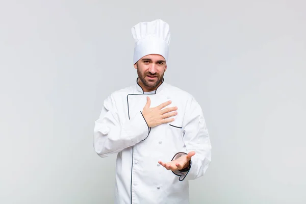 Kale Man Voelt Zich Gelukkig Verliefd Glimlachend Met Ene Hand — Stockfoto