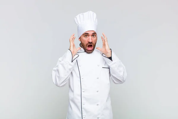 Hombre Calvo Gritando Con Las Manos Alto Sintiéndose Furioso Frustrado — Foto de Stock