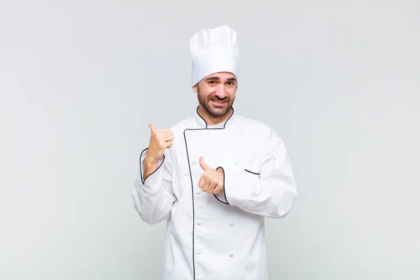 Calvo Sonriendo Alegre Casualmente Apuntando Copiar Espacio Costado Sintiéndose Feliz — Foto de Stock