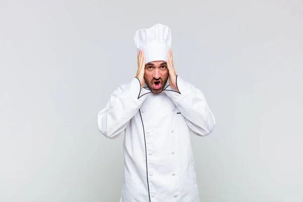 Calvo Sintiéndose Horrorizado Conmocionado Levantando Las Manos Cabeza Entrando Pánico — Foto de Stock