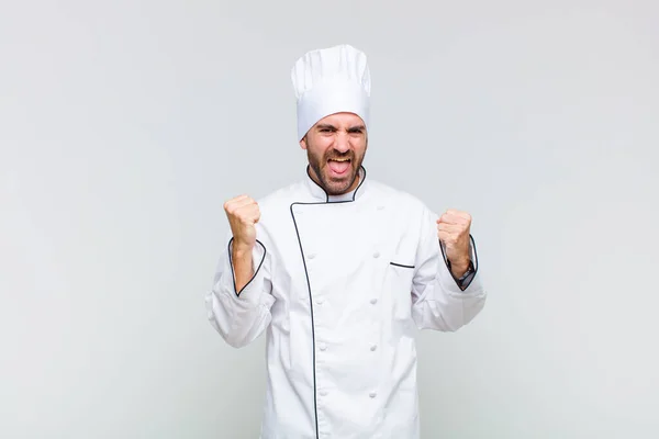 Skallig Man Känner Sig Glad Positiv Och Framgångsrik Firar Seger — Stockfoto