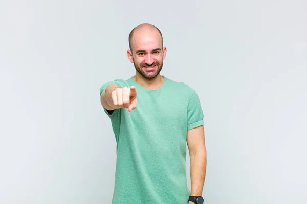 Uomo Calvo Che Punta Alla Macchina Fotografica Con Sorriso Soddisfatto — Foto Stock