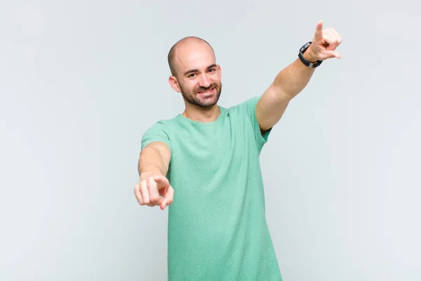 Careca Sentindo Feliz Confiante Apontando Para Câmera Com Duas Mãos — Fotografia de Stock