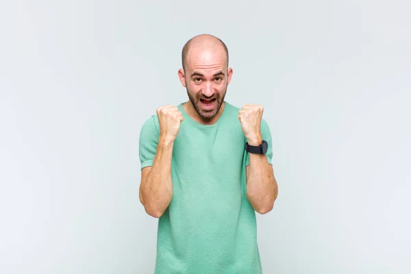 Homem Careca Sentindo Chocado Animado Feliz Rindo Celebrando Sucesso Dizendo — Fotografia de Stock