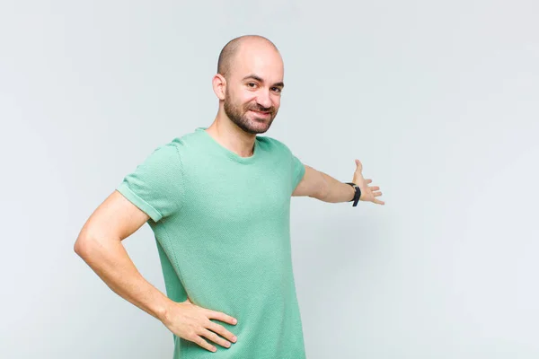 Homem Careca Sentindo Feliz Alegre Sorrindo Acolhendo Você Convidando Com — Fotografia de Stock