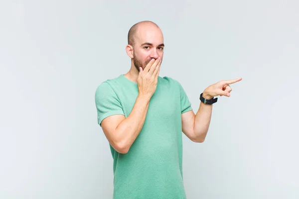 Uomo Calvo Sentirsi Felice Scioccato Sorpreso Coprendo Bocca Con Mano — Foto Stock