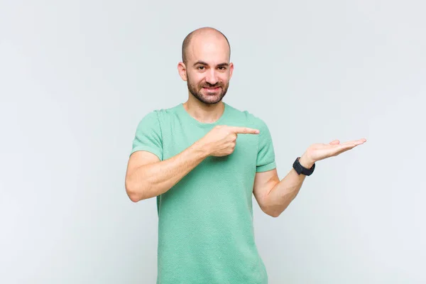 Hombre Calvo Sonriendo Sintiéndose Feliz Despreocupado Satisfecho Apuntando Concepto Idea — Foto de Stock