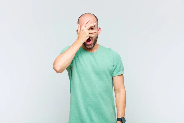 Calvo Que Parece Sorprendido Asustado Aterrorizado Cubriendo Cara Con Mano —  Fotos de Stock