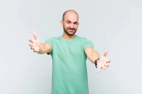 Homem Careca Sorrindo Alegremente Dando Abraço Caloroso Amigável Amoroso Sentindo — Fotografia de Stock