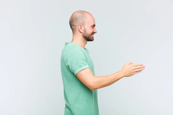 Uomo Calvo Sorridente Saluta Offre Una Stretta Mano Concludere Affare — Foto Stock