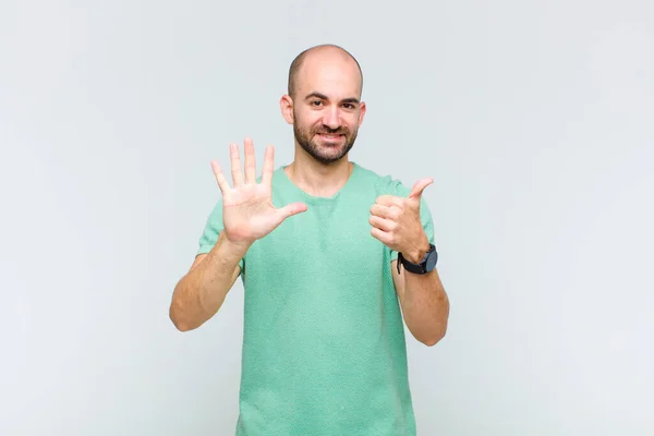 Kale Man Lacht Ziet Vriendelijk Uit Toont Nummer Zes Zesde — Stockfoto