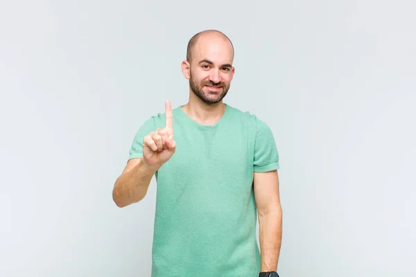 Homem Careca Sorrindo Olhando Amigável Mostrando Número Primeiro Com Mão — Fotografia de Stock