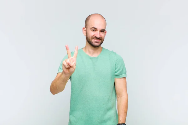 Hombre Calvo Sonriendo Mirando Amigable Mostrando Número Dos Segundo Con — Foto de Stock