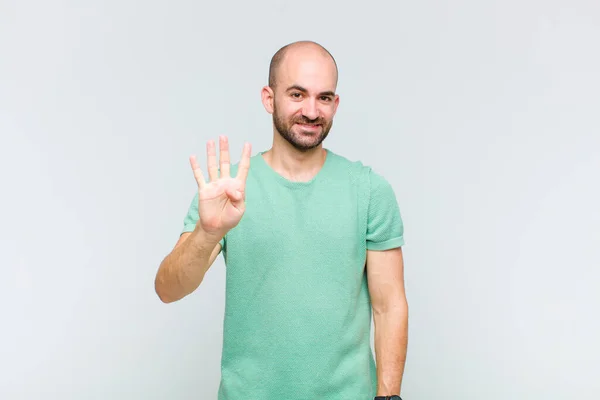 Hombre Calvo Sonriendo Mirando Amigable Mostrando Número Cuatro Cuarto Con — Foto de Stock