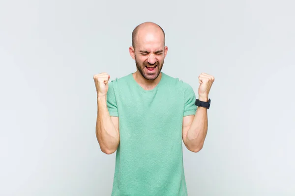 Homem Careca Olhar Extremamente Feliz Surpreso Celebrando Sucesso Gritando Saltando — Fotografia de Stock