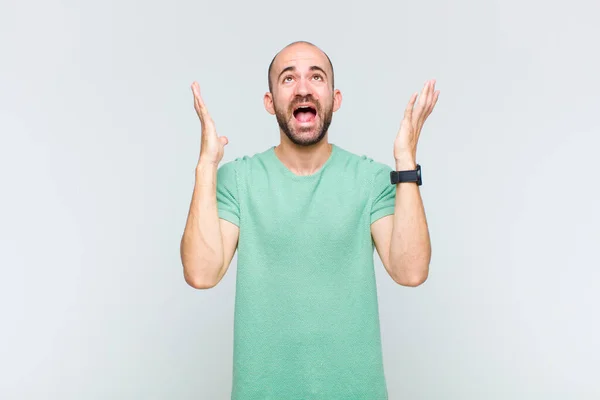 Homem Careca Sentindo Feliz Surpreso Sortudo Surpreso Celebrando Vitória Com — Fotografia de Stock