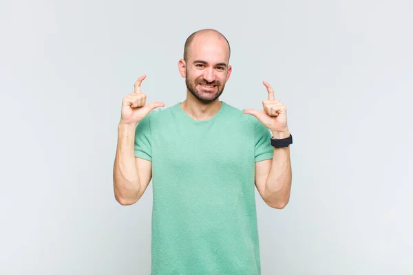 Homem Careca Enquadrando Delinear Próprio Sorriso Com Duas Mãos Olhando — Fotografia de Stock