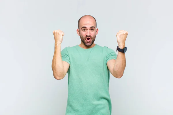 Bald Man Celebrating Unbelievable Success Winner Looking Excited Happy Saying — Stock Photo, Image