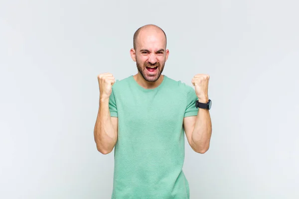 Homem Careca Sentindo Feliz Surpreso Orgulhoso Gritando Celebrando Sucesso Com — Fotografia de Stock