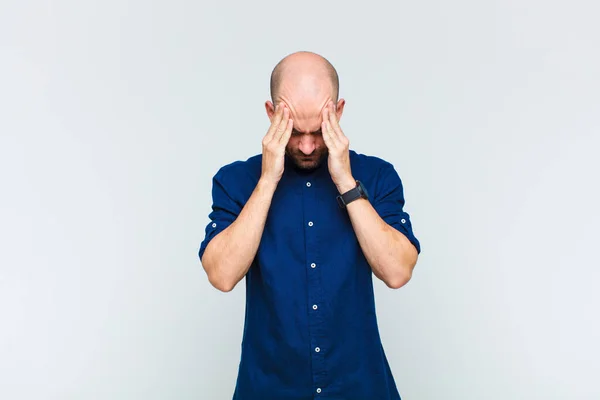 Skallig Man Ser Stressad Och Frustrerad Arbetar Press Med Huvudvärk — Stockfoto