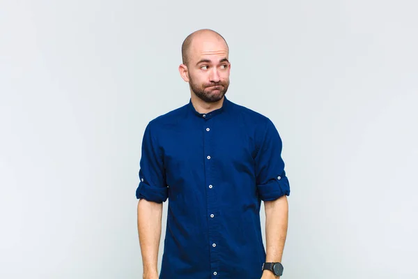 Homem Careca Perguntando Pensando Pensamentos Ideias Felizes Sonhando Acordado Olhando — Fotografia de Stock