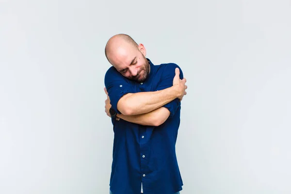 Careca Sentindo Amor Sorrindo Abraçando Abraçando Mesmo Ficando Solteiro Sendo — Fotografia de Stock