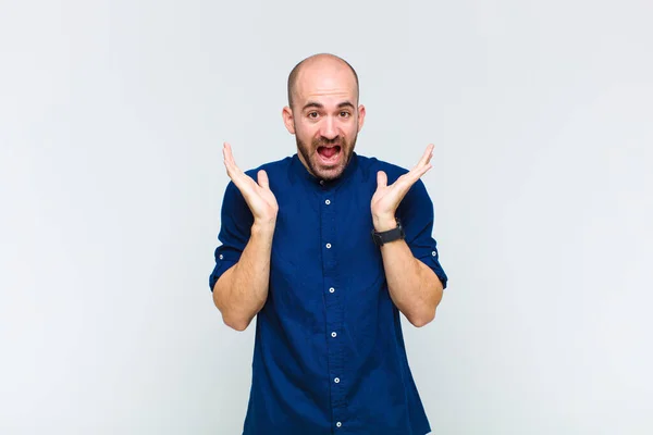 Careca Olhando Feliz Animado Chocado Com Uma Surpresa Inesperada Com — Fotografia de Stock