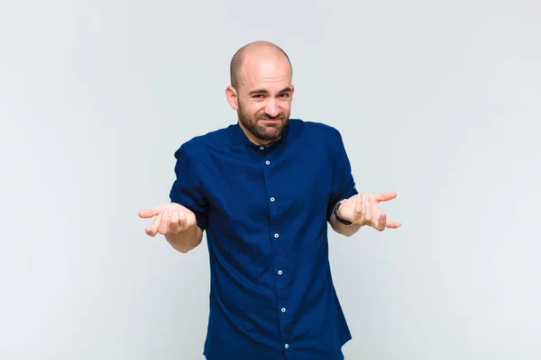 Homem Careca Sentindo Sem Noção Confuso Não Tenho Certeza Qual — Fotografia de Stock