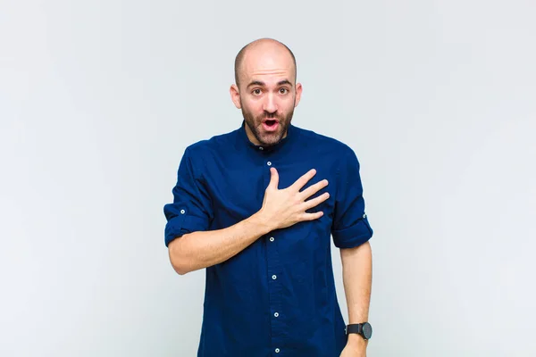 Calvo Sintiéndose Sorprendido Sorprendido Sonriendo Tomando Mano Corazón Feliz Ser —  Fotos de Stock