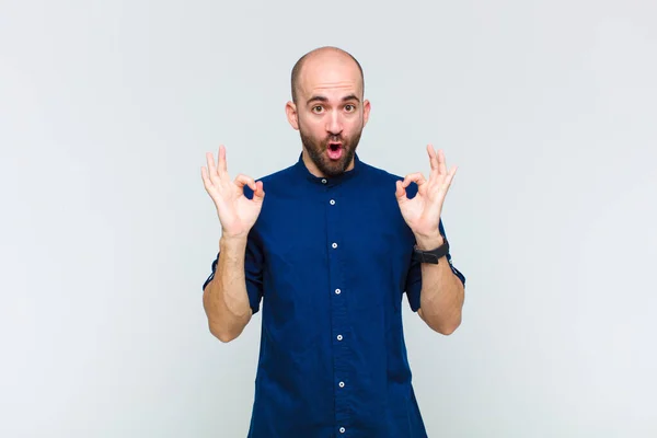 Mann Mit Glatze Ist Schockiert Erstaunt Und Überrascht Zeigt Zustimmung — Stockfoto