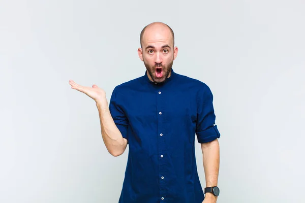 Careca Olhando Surpreendido Chocado Com Mandíbula Caiu Segurando Objeto Com — Fotografia de Stock