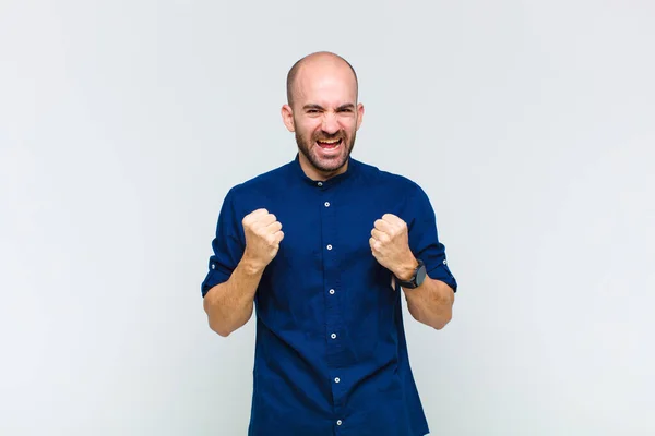 Hombre Calvo Gritando Triunfalmente Riendo Sintiéndose Feliz Emocionado Mientras Celebra —  Fotos de Stock