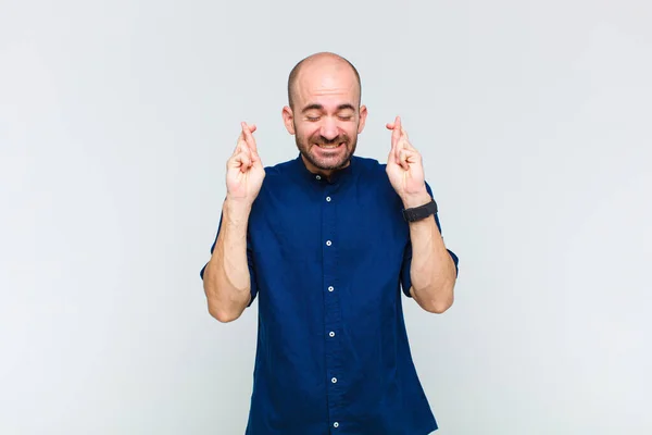 Homem Careca Sentindo Nervoso Esperançoso Cruzando Dedos Orando Esperando Por — Fotografia de Stock