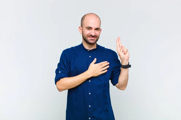 Uomo Calvo Guardando Felice Fiducioso Affidabile Sorridente Mostrando Segno Vittoria — Foto Stock