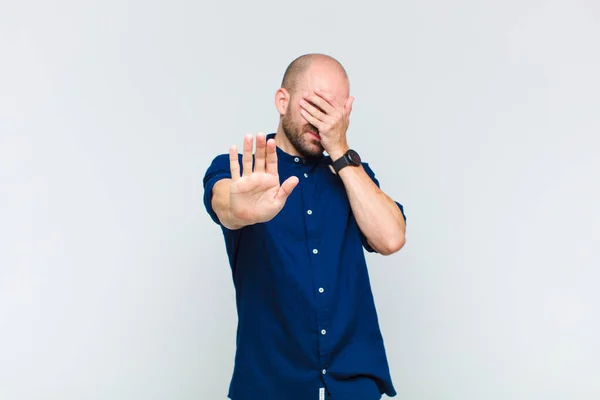 Pria Botak Menutupi Wajah Dengan Tangan Dan Meletakkan Tangan Lain — Stok Foto