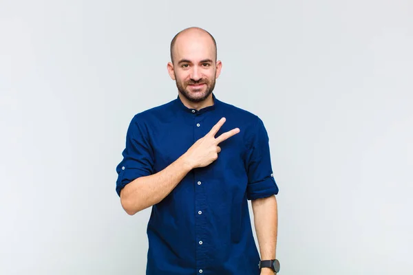 Homem Careca Sentindo Feliz Positivo Bem Sucedido Com Mão Fazendo — Fotografia de Stock