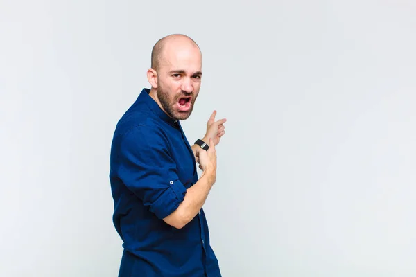 Kale Man Voelt Zich Geschokt Verrast Wijzend Naar Kopieer Ruimte — Stockfoto