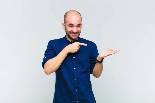 Calvo Sonriendo Alegremente Apuntando Copiar Espacio Palma Mano Mostrando Publicitando —  Fotos de Stock