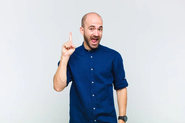 Homem Careca Sentindo Como Gênio Feliz Animado Depois Perceber Uma — Fotografia de Stock