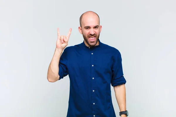 Homem Careca Sentindo Feliz Divertido Confiante Positivo Rebelde Fazendo Rock — Fotografia de Stock