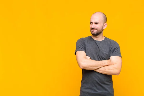 Homem Careca Duvidando Pensando Mordendo Lábio Sentindo Inseguro Nervoso Olhando — Fotografia de Stock