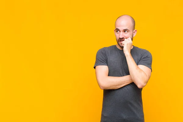 Glatzkopf Mit Überraschtem Nervösem Besorgtem Oder Verängstigtem Blick Der Zur — Stockfoto