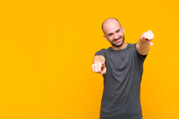 Calvo Sintiéndose Feliz Confiado Apuntando Cámara Con Ambas Manos Riendo — Foto de Stock