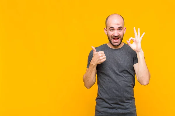 Homem Careca Sentindo Feliz Surpreso Satisfeito Surpreso Mostrando Polegares Para — Fotografia de Stock