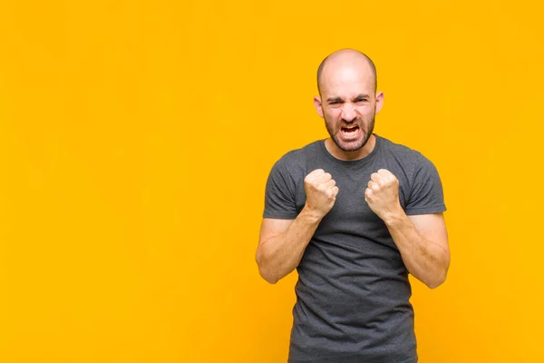 Kale Man Schreeuwend Agressief Met Geïrriteerde Gefrustreerde Boze Blik Strakke — Stockfoto