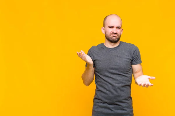 Calvo Mirando Perplejo Confundido Estresado Preguntándose Entre Diferentes Opciones Sintiéndose — Foto de Stock