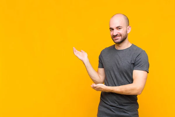 Homem Careca Sorrindo Orgulhosa Confiantemente Sentindo Feliz Satisfeito Mostrando Conceito — Fotografia de Stock