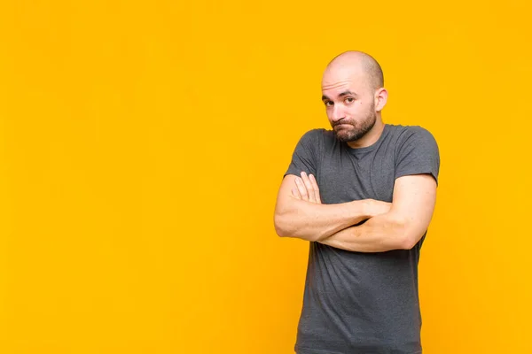 Kale Man Schouderophalen Zich Verward Onzeker Voelen Twijfelen Met Armen — Stockfoto